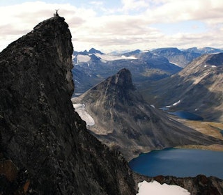 Visbretinden har et luftig toppunkt, og folk på toppen blir små i forhold til de store omgivelsene. Foto: Per-Arne Andersen Visbretinden i Jotunheimen