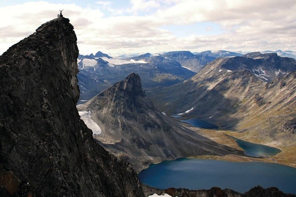 Visbretinden har et luftig toppunkt, og folk på toppen blir små i forhold til de store omgivelsene. Foto: Per-Arne Andersen Visbretinden i Jotunheimen