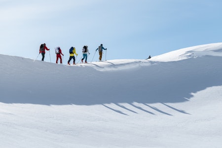 HØGRUTA I JOTUNHEIMEN: Stian Hagen velger å styre unna normalruta fra Besshøe, på førsteetappen mot Memurubu. Foto: Christian Nerdrum  høgruta i jotunheimen foto christian nerdrum