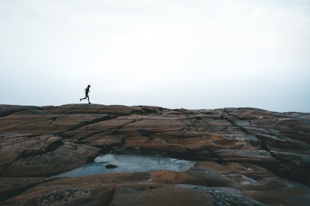 LØPING PÅ HVALER: Løping på islagt svaberg er prisen du må betale for litt bar sti den kaldeste årstiden. Foto: Mats Kahlström Kyststi hvaler