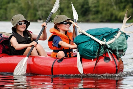 EN ANNEN HVERDAG: Sif og Siri padler sammen på sjarmøretappen ned Drammenselva etter å ha krysset Norge vannveien. Foto: Mikkel Bølstad Norge på tvers, Årdal FOTO: mikkel bølstad
