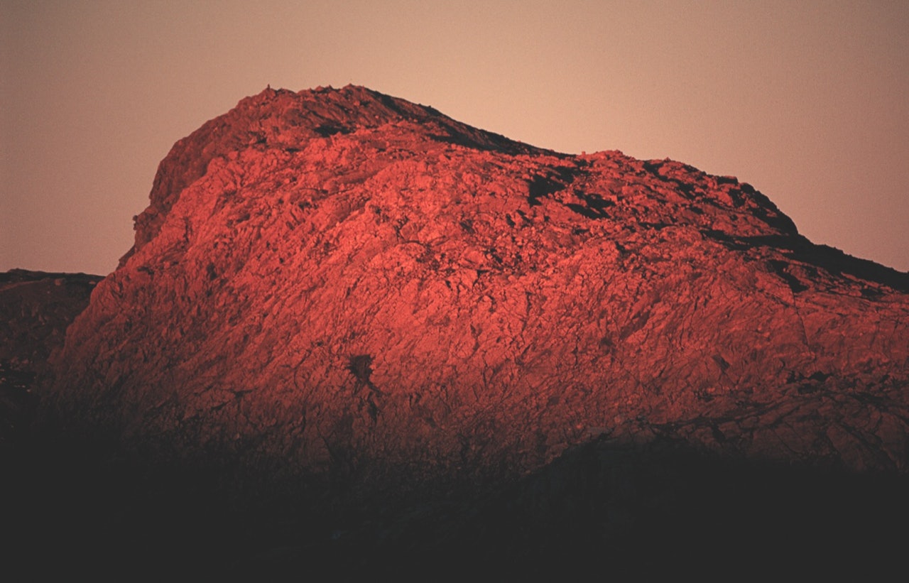 Raudberget i kveldssol ser ut som et keramisk hjerte som stikker opp fra jordens vulkanske indre. Foto: Sveinung Klyve fjelltur i stølsheimen raudberget