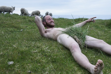 SOVER HVOR SOM HELST: Markus Wegge har vært ute en vinternatt før. Med en fjellduk sover han gjerne under åpen himmel – selv i lett regn.