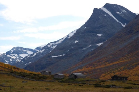 SKAGSNEBB: Omringet av isbreer, kvasse tinder og voldsomme fjellmassiver er Leirdalen en av landets vakreste daler med farbar vei. Foto: Per-Arne Andersen Skagsnebb Jotunheimen Leirdalen