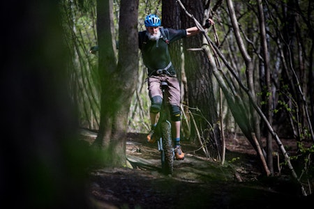 NAV SUPER: Erlend Loe har trappet ned på antall hjul, og gjenvinner balansen med enhjulssykkelen. Foto: Henrik Alpers   forhandle med virkeligheten erlend loe foto Henrik Alpers