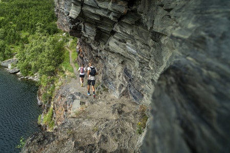KVASS I KANTENE: Her gjelder det å ikke være sløv. Foto: Vegard Aasen løpetur i aurlandsdalen