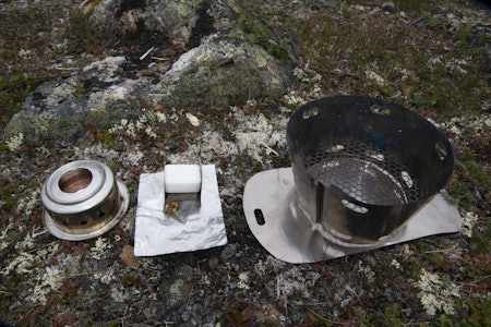 TRE ULIKE BRENNERE: Spritbrenner, Esbit-brenner, og Inferno vedinnsats. Foto: Randulf Valle caldere sidewinder lettvekts brenner løsning