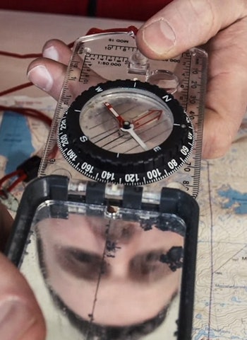 BLI EN NAVIGATØR: Kart og kompass er ikke så veldig vanskelig å bruke, men det krever kunnskap og trening. Foto: Christian Nerdrum STEMMER KARTET MED TERRENGET? Kart og kompass er ikke så veldig vanskelig å bruke, men det krever kunnskap og trening. Foto: Christian Nerdrum