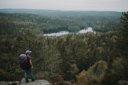 TONEKOLLEN: UTEs Gunhild Aaslie Soldal skuer utover gul og grønn skog i Østmarka, med Tonevann der nede. Foto: Kristoffer H. KIppernes tonekollen i østmarka turtips