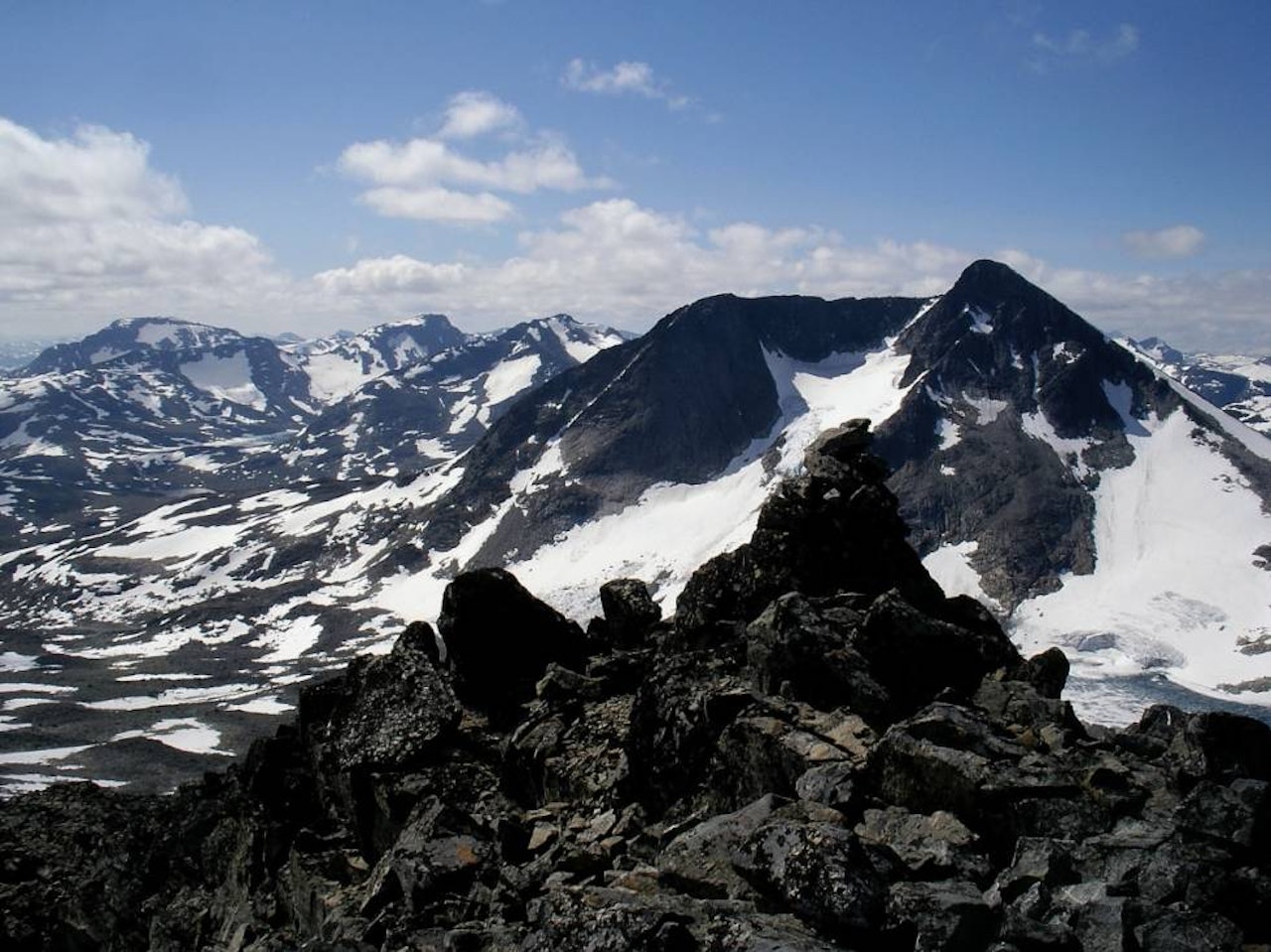 Hinnåtefjellet i Jotunheimen med utsikt over Memurubrean, Memurudalen og Gjendealpene.