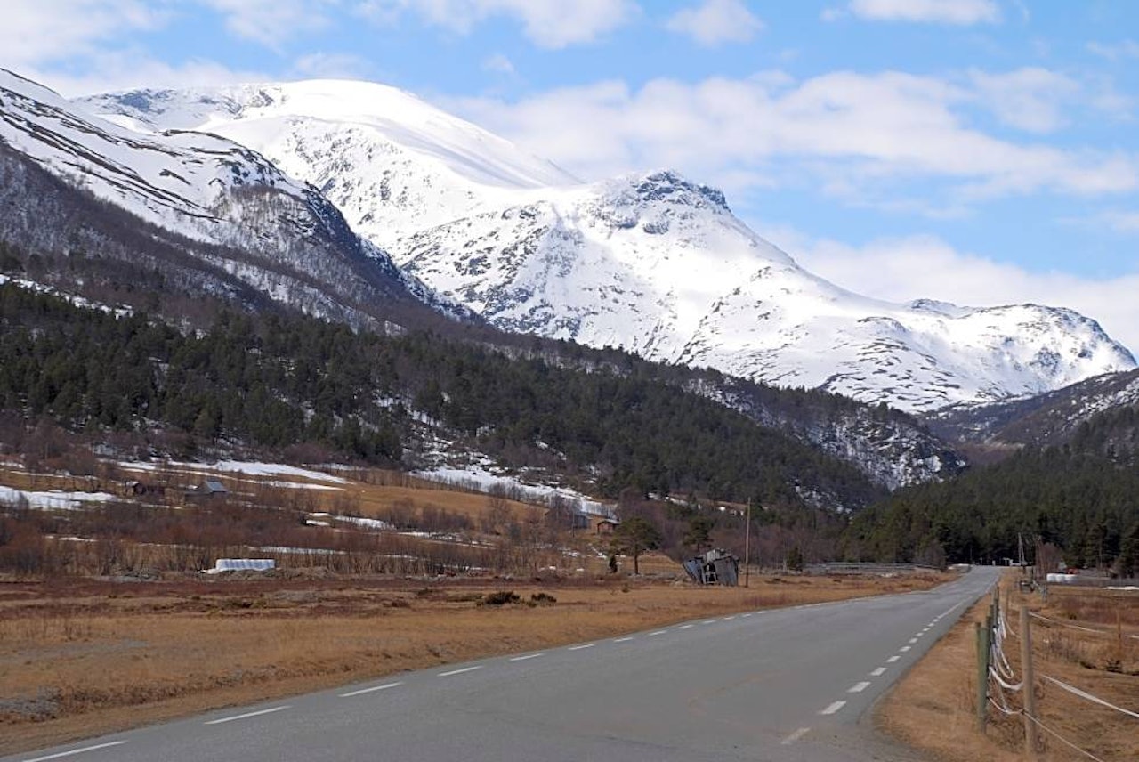 Loftet i Jotunheimen dekket av snø sett fra Riksvei 55