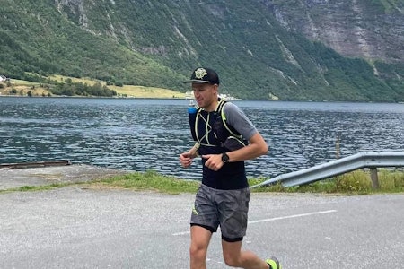 REKORDLØPET: Håvard Myklebust på asfalt etter å ha løpt fjellveien rundt Hjørundfjorden. Foto: Privat  håvard myklebust