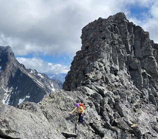 SPENNENDE RYGGTRAVERS I MEKTIGE OMGIVELSER: Siv-Elin Skogen på vei over Dyrhaugsryggen i Hurrungane, med Store Skagastølstind i bakgrunnen. Foto: Tore Meirik Dyrhaugsryggen Jotunheimen Hurrungane