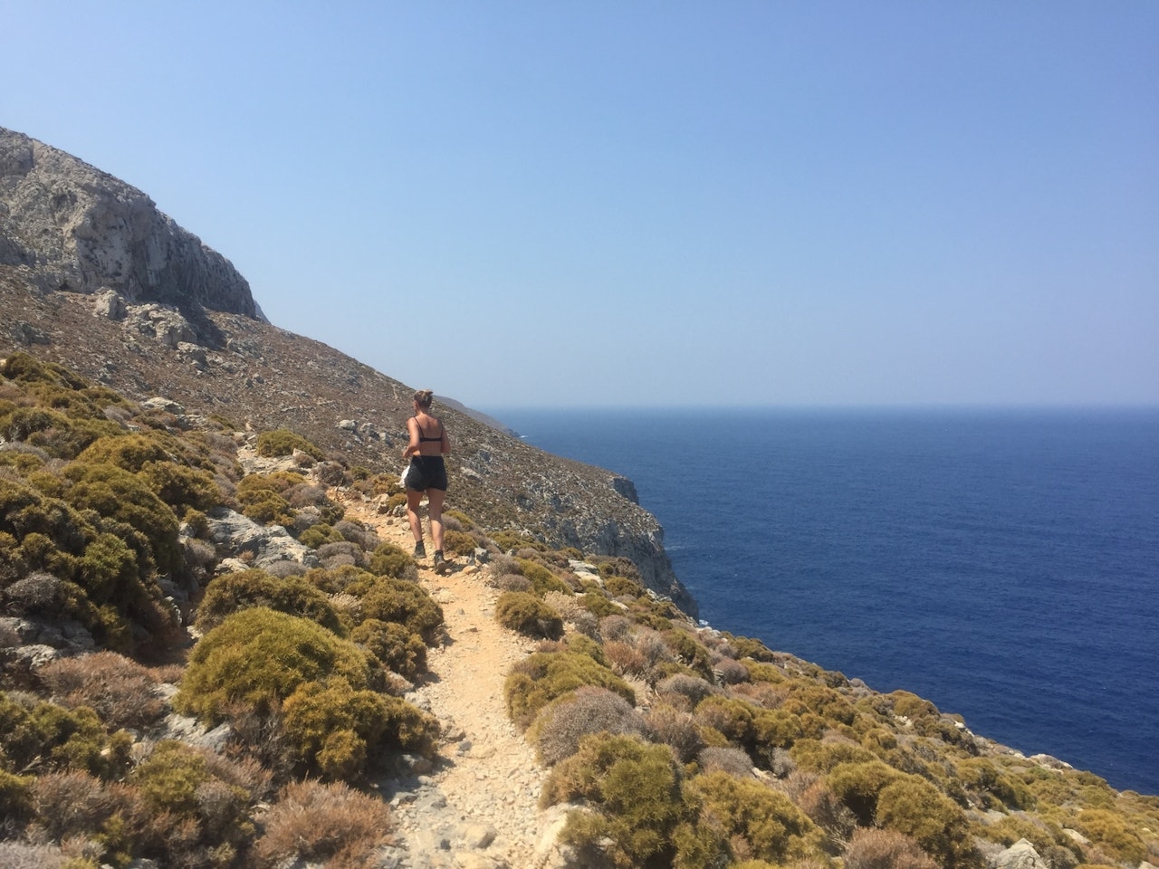 KALYMNOS TRAIL: Kalymnos er en koselig og vakker øy, og en av Europas viktigste klatredestinasjoner. Stiene rundt øya er fantastiske for løping på denne tiden av året. FOTO: Dag Hagen