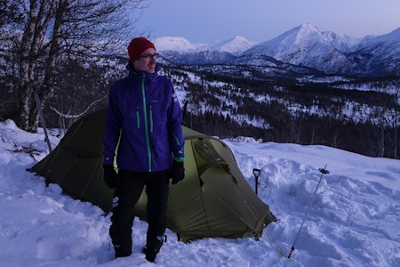 VISER VEI: Tord Hafnor er lærer på Nordfjord Folkehøgskule og programleder i webserien På lag med fjellet. Foto: Heidi Kysnes Høyheim slik finner du en god leirplass