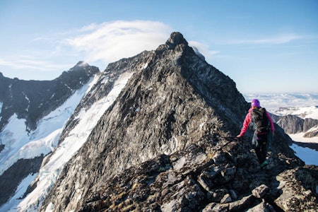 LANG RYGG: En av de aller flotteste rutene opp på Norges tredje høyeste fjell er Skaga-stølsryggen. Her har Siv-Elin Skogen målet i sikte, men det er fortsatt langt igjen med masse eksponert terreng i storslåtte omgivelser. Foto: Tore Meirik Storen, Stetind, Romsdalshorn