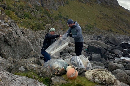 RYDDER NORGE: Søppel langs strendene er et vedvarende problem for fugle- og dyreliv langs kysten. Foto: Handelens miljøfond plast i havet ryddeaksjon utemagasinet