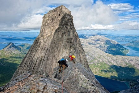 STETIND: Skal du opp på Stetind er det ingen andre måter enn å bruke tau, og klare å holde sommerfuglene i magen i sjakk. Foto: Rune Dahl stetind, fjelltur