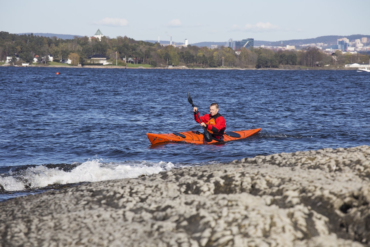 Å PADLE I VIND: Kristoffer Vandbakk viser deg hvordan du motvirker vindkreftene i kajakken på best mulig vis. Bilde: Christian Nerdrum Å PADLE I VIND: Kristoffer Vandbakk viser deg hvordan du motvirker vindkreftene i kajakken på best mulig vis. Bilde: Christian Nerdrum