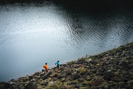 GRÅVÆRSLØPERENS GLEDER: Oslo sitt store stinett er en drøm å løpe på. Denne løpeturen starter på Solemskogen, her fra langs vannet Store Gryta. Foto: Mats Kahlström stiløping i oslo