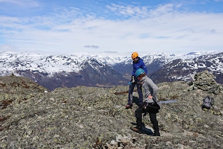 VIA FERRATA HEMSEDAL: På toppen av Røggjin på 1370 meter har du utsikt til det meste av Hemsedals fjell og vidde. Foto: Adam Tumidajewicz Via Ferrata Hemsedal. Røggjin høyt og lavt