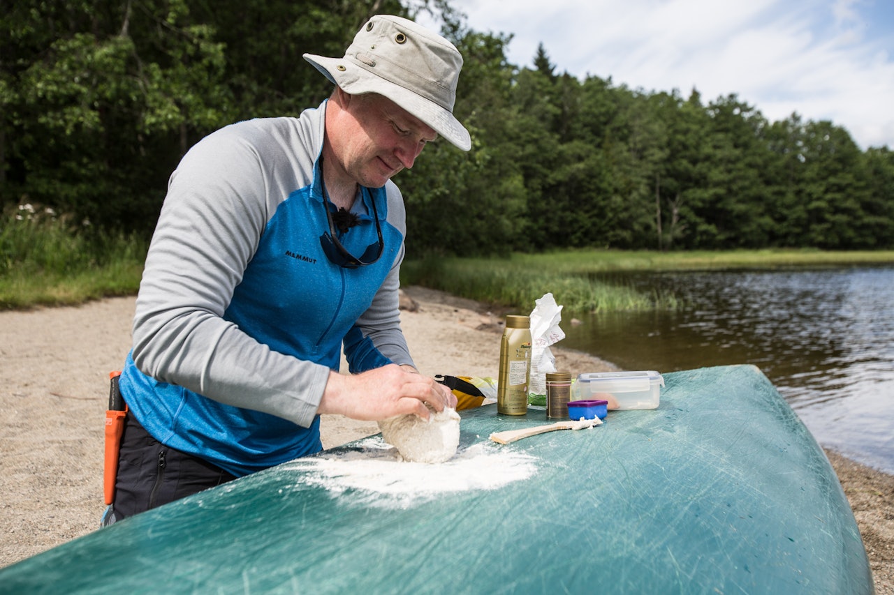 KJØKKENBENKEN: Kanoen er en ypperlig plass å tilberede maten. Foto: Christian Nerdrum KJØKKENBENKEN: Kanoen er en ypperlig plass å tilberede maten. Foto: Christian Nerdrum