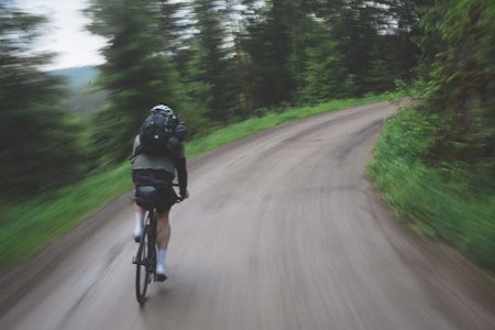 UTVEIEN: Det verste uværet er for lengst over, og hadde vi bare ventet en halvtime til på toppen, kunne vi sikkert sittet der oppe og spist våte pannekaker nå. Foto: Kristoffer H. Kippernes Sykling i tordenvær