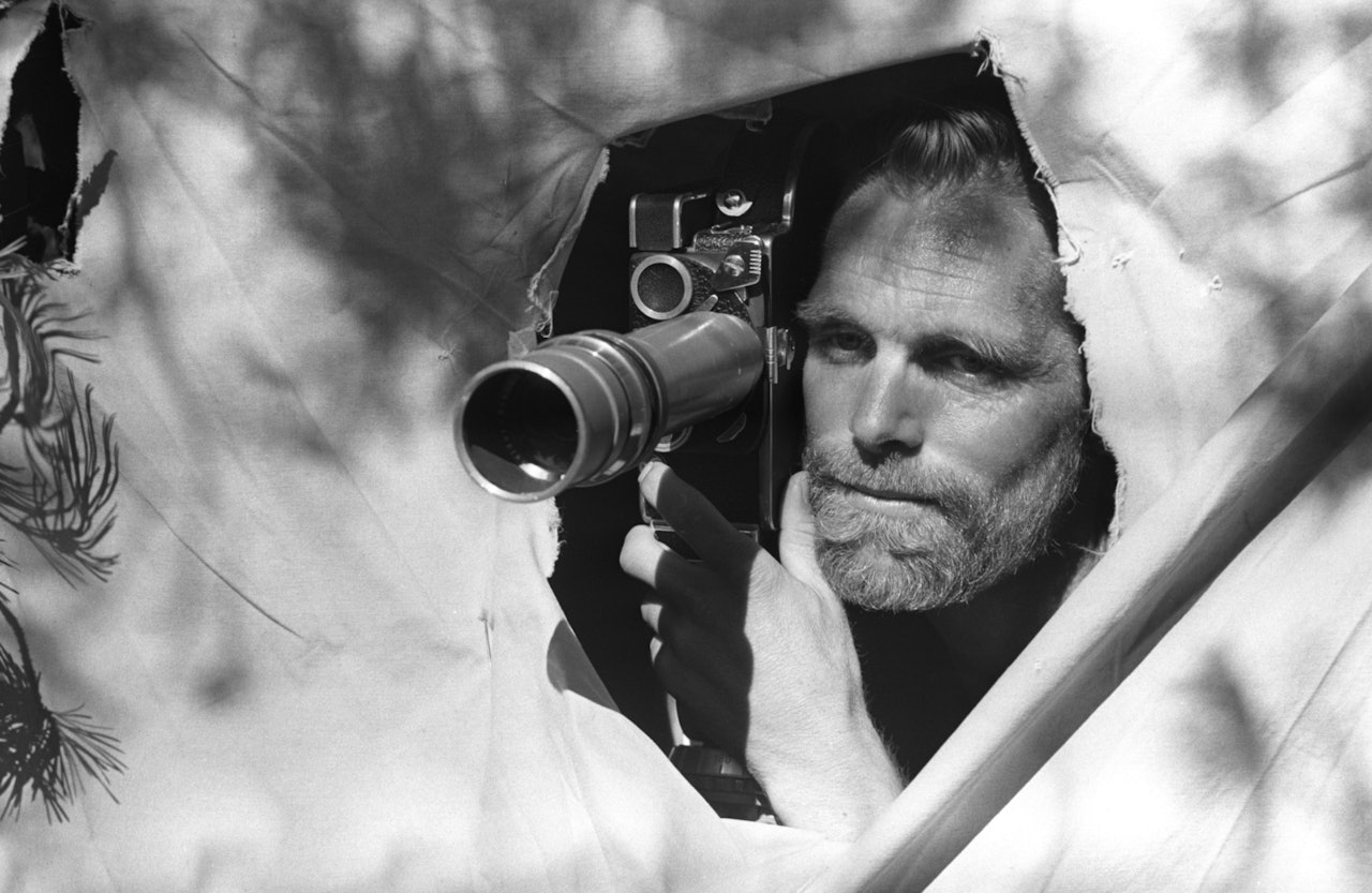 OSLO 30. SEPTEMBER 1967. Sverre M. Fjelstad inne i sitt kamuflasjetelt med filmkamera stikkende ut av teltet. Foto: Ivar Aaserud / Aktuell / SCANPIX  sverre m fjelstad