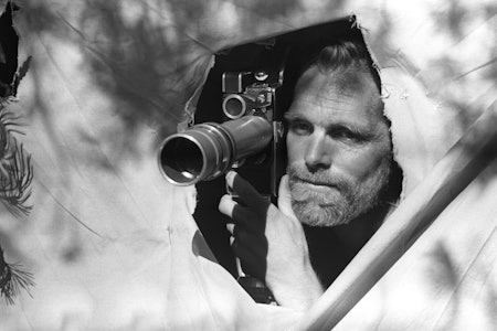 OSLO 30. SEPTEMBER 1967. Sverre M. Fjelstad inne i sitt kamuflasjetelt med filmkamera stikkende ut av teltet. Foto: Ivar Aaserud / Aktuell / SCANPIX  sverre m fjelstad