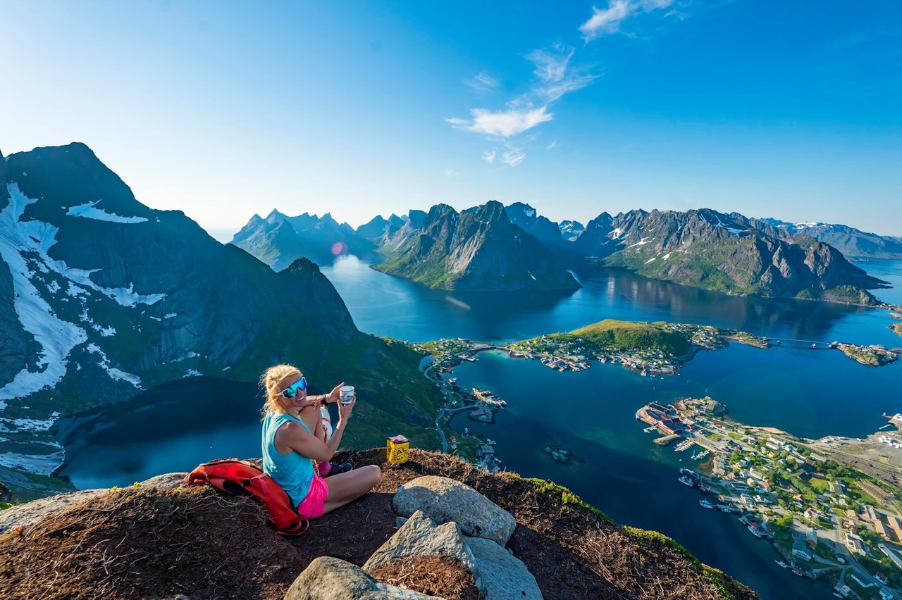 REINE: Det er ikke rart at Reinebringen er populær med denne utsikten. Ordføreren i Moskenes ber folk tenke seg om når det er mye trafikk, særlig med barn og hunder, for det er fortsatt risikofylte områder med begrenset plass å bevege seg på. Foto: Lone Helle reinebringen Lofoten