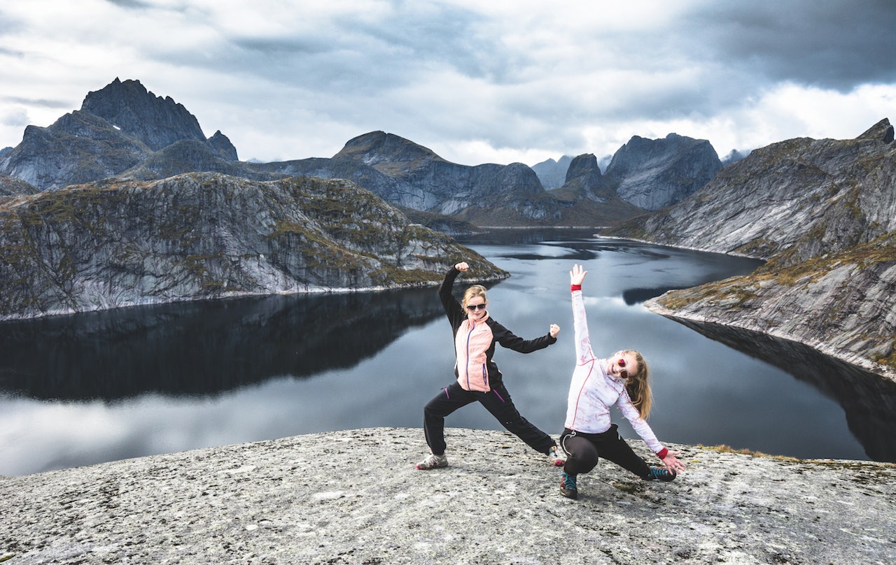 FJELLTUR: Høstferie gir tid til å gjøre noe annet. To fornøyde venninner på toppen av Tekoppstetten i Lofoten. Foto Jon Olav Larsen  turtips til høstferien