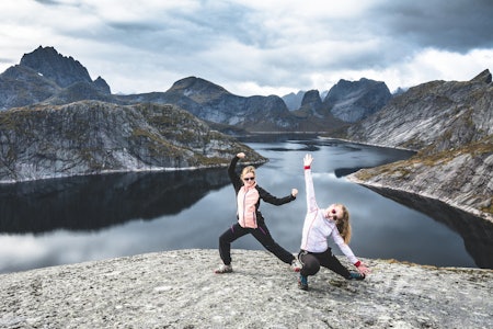 FJELLTUR: Høstferie gir tid til å gjøre noe annet. To fornøyde venninner på toppen av Tekoppstetten i Lofoten. Foto Jon Olav Larsen  turtips til høstferien