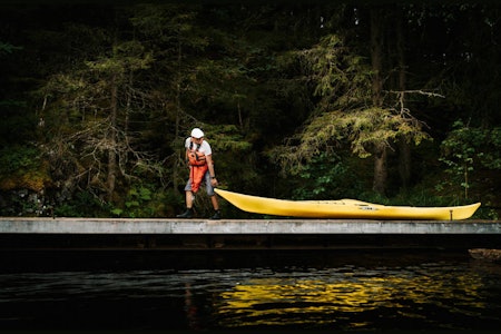 VANN OG LAND: Vannveien på 105 kilometer snor seg i landskapet og fører oss videre, uten at vi helt vet hva som venter oss rundt neste telemarkssving. Det blir det aldri spesielt krevende eller anstrengende. Samtidig kommer vi ingen vei om vi ikke skaper vår egen framdrift. Når vi begynner å kjenne oss sultne, går vi i land. telemarkskanalen med kajakk