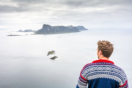FRA MOSKEN: Magnus Johan ser mot Værøy fra Fuggelheia (355 moh) på Mosken. Den isolerte fjelløya Mosken ligger i den myteomspunne Moskstraumen. Foto Jon Olav Larsen.jpg moskstraumen fuggelheia på mosken på værøy foto: jon olav larsen
