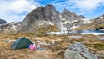 AUSTERDALSVATNET MED MUNKAN BAK: Her er det deilig å ta livet kuli. Veinestinden er opp til høyre i bildet. Foto: Jon Olav Larsen fjellturer i lofoten veinestinden moskenes