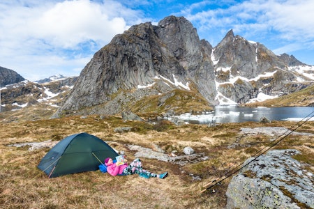 AUSTERDALSVATNET MED MUNKAN BAK: Her er det deilig å ta livet kuli. Veinestinden er opp til høyre i bildet. Foto: Jon Olav Larsen fjellturer i lofoten veinestinden moskenes