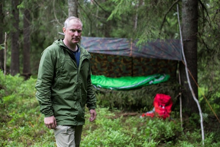 TÅLER EN VINTERNATT: Det er utrolig hva Matt Skuse klarer å bygge med knappe ressurser. I Villmarkingen lærer han bort sine beste friluftstips og overlevelsesteknikker. Foto: Christian Nerdrum matt skuse
