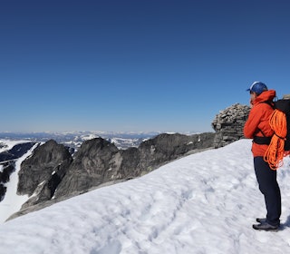 TAU TRENGS IKKE: Utsikten fra toppen av Snøhetta er formidabel – men i motsetning til hva undertegnede drasser på her, så er klatretau langt fra nødvendig. Foto: Siv-Elin Skogen Snøhetta
