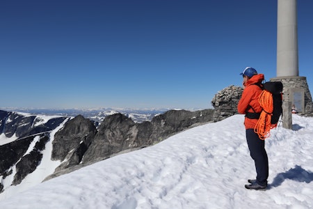 TAU TRENGS IKKE: Utsikten fra toppen av Snøhetta er formidabel – men i motsetning til hva undertegnede drasser på her, så er klatretau langt fra nødvendig. Foto: Siv-Elin Skogen Snøhetta