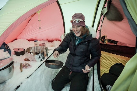 Mat er en viktig del av turen, og UTEs turkokk Sigrid Henjum viser hvordan hun lager et kjøkken i vinterteltet – og har flere gode råd på lur. Mat er en viktig del av turen, og UTEs turkokk Sigrid Henjum viser hvordan hun lager et kjøkken i vinterteltet – og har flere gode råd på lur.