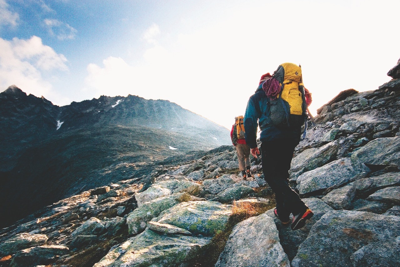 På vei opp fra parkeringsplassen innerst i Vengedalen og oppover mot Kvanndalstind (1744 moh.). Foto: Mattii Bernitz Tinderangling i Romsdalen
