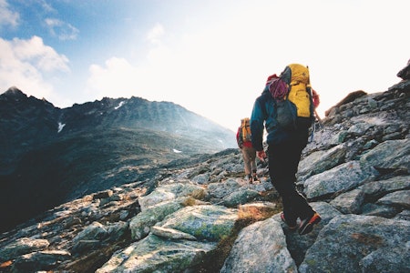 På vei opp fra parkeringsplassen innerst i Vengedalen og oppover mot Kvanndalstind (1744 moh.). Foto: Mattii Bernitz Tinderangling i Romsdalen