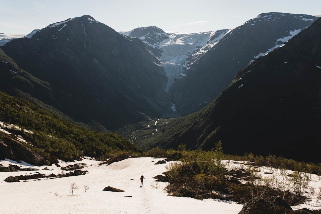 BRIKSDALSBREEN: Et lite stykke Norge, som er i ferd med å trekke seg tilbake. Foto: Line Hårklau fjelltur i olden stryn