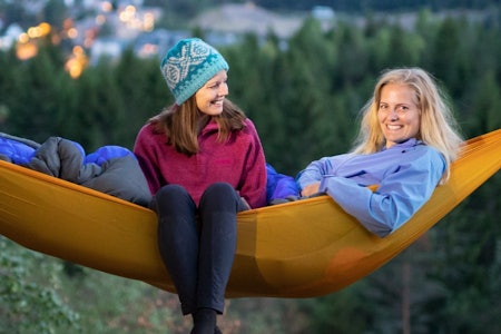 HENGEHØYE: Tursøstrene har samlet 70 fine hengekøyeturer fra Norges 15 største byer. Foto: Fra boka