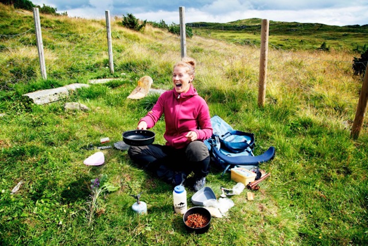 UTEMAT: Det er vel ikke bare UTEs matskribent, Sigrid Henjum, som synes maten smaker best ute!  UTEMAT: Det er vel ikke bare UTEs matskribent, Sigrid Henjum, som synes maten smaker best ute!