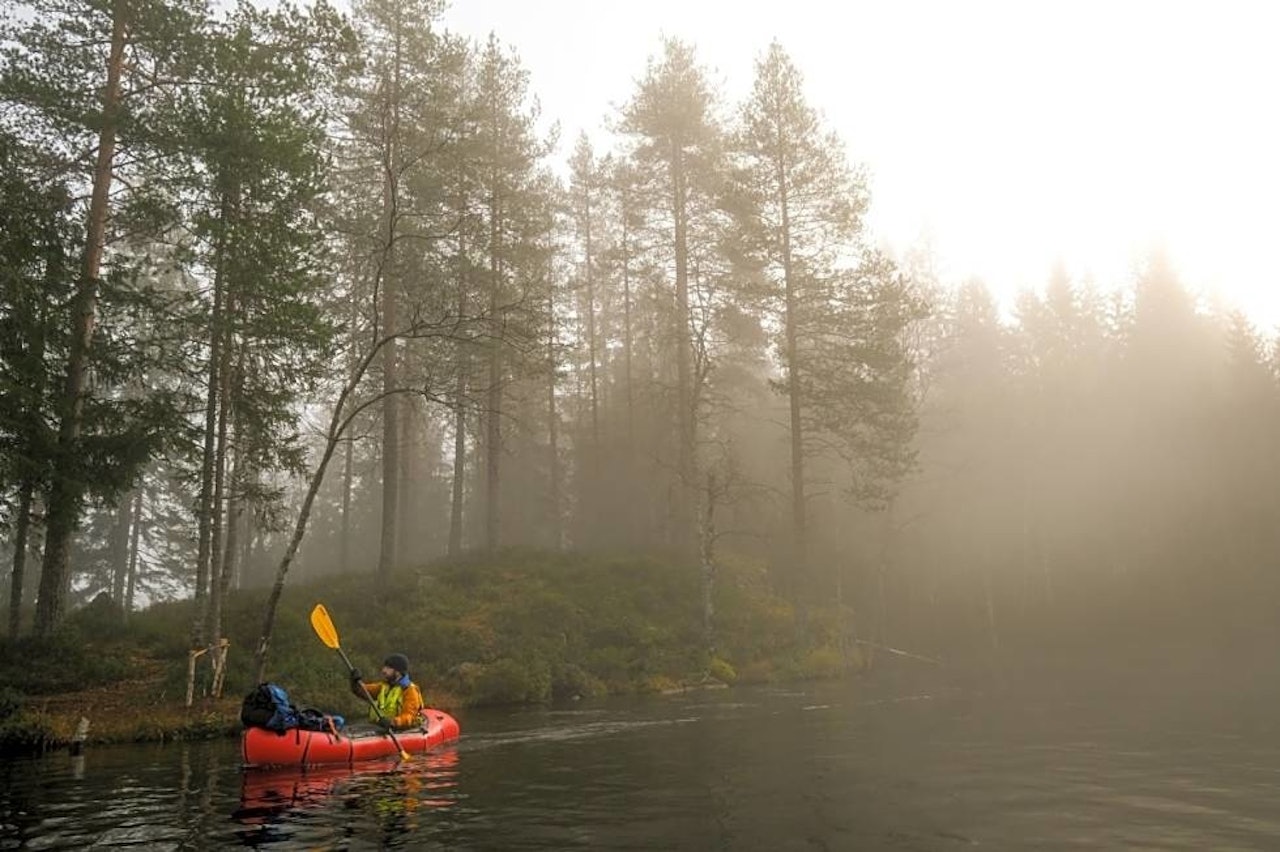 FLÅTE-LIV: Packraft har fordelen av at den kan fraktes enkelt fra sted til sted, men noen forholdsregler følger med. Foto: Axel Munthe Kaas-Herland packraft lakselus