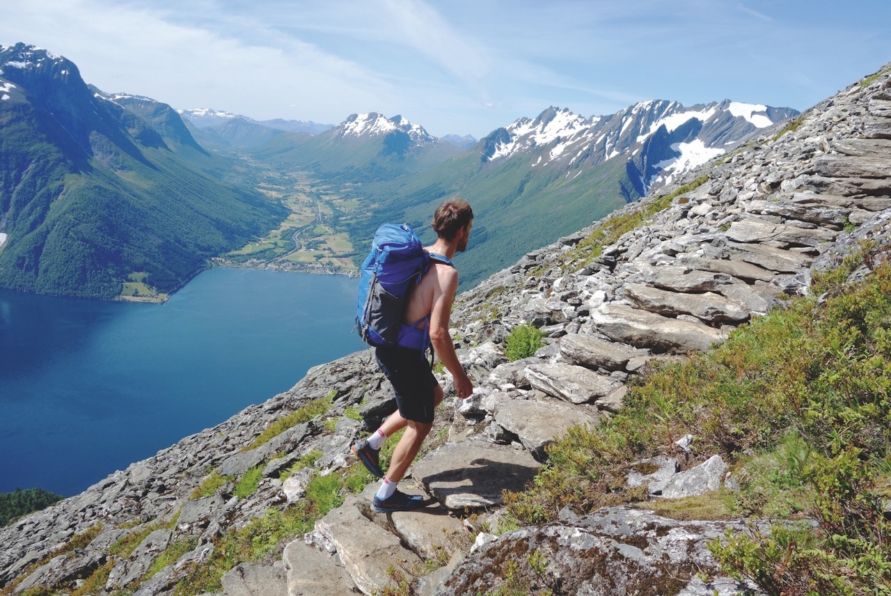 TILRETTELAGT FRILUFTSLIV: Steintrapp er en ny realitet på mange populære fjellstier. Foto: Sandra L. Wangberg TILRETTELAGT FRILUFTSLIV nedbygging