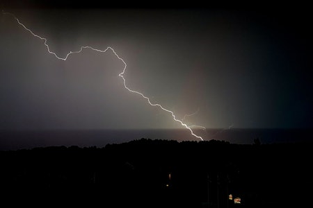 FARE FOR LYN OG TORDEN: Merker du at hårene på armen begynner å reise seg, haster det med å komme seg i sikkerhet. Foto: NTB/Scanpix lyn og torden vær i fjellet nils faarlund