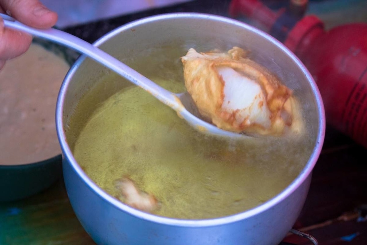 FISH AND CHIPS: Det er svært viktig at du passar på at oljen ikkje tek fyr, for det kan skje om det vert for heitt. Det gjeld også på tur! Foto: Sigrid Henjum fish and chips på tur