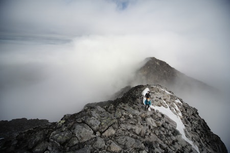 SKAGASTØLSRYGGEN: Ut av tåke og inn igjen. For en stakket stund letter tåka på ryggen mellom Nordre Skagastølstind og Skagastølsnebbet, for så å legge seg tykt utenpå neste del av turen igjen. Alle foto: Matti Bernitz Pedersen SKAGASTØLSRYGGEN: Ut av tåke og inn igjen. For en stakket stund letter tåka på ryggen mellom Nordre Skagastølstind og Skagastølsnebbet, for så å legge seg tykt utenpå neste del av turen igjen. Alle foto: Matti Bernitz Pedersen
